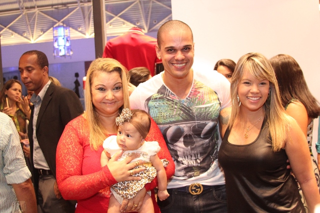 Sandra Magalhães com Andre Ramon, Gabrielle Parente e o baby