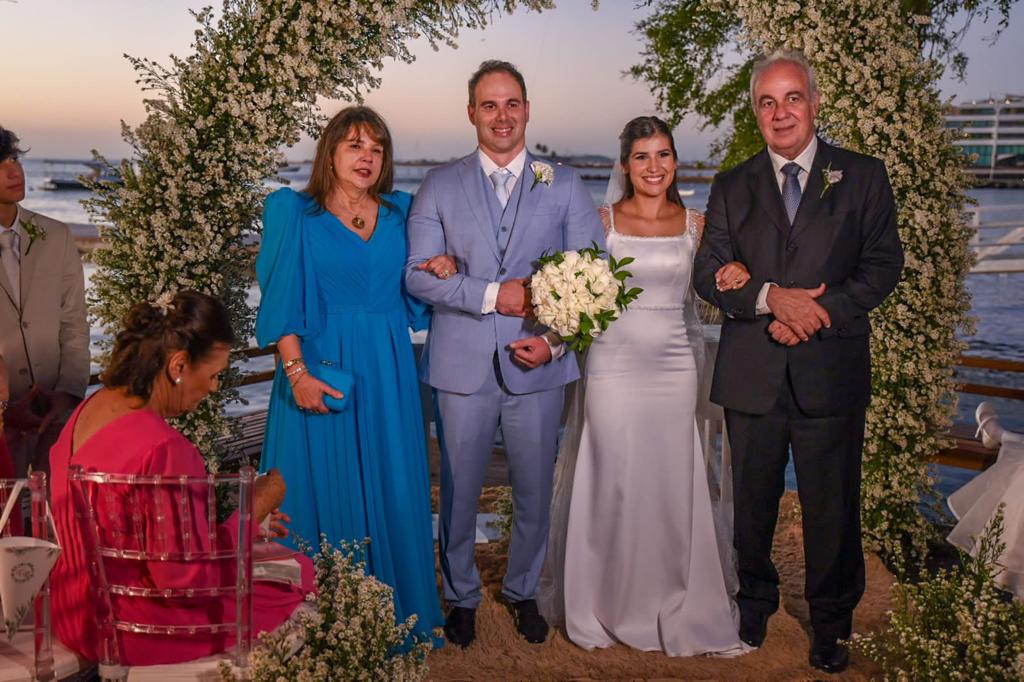 Os noivos com Diva Brandão e Lauro Coelho        