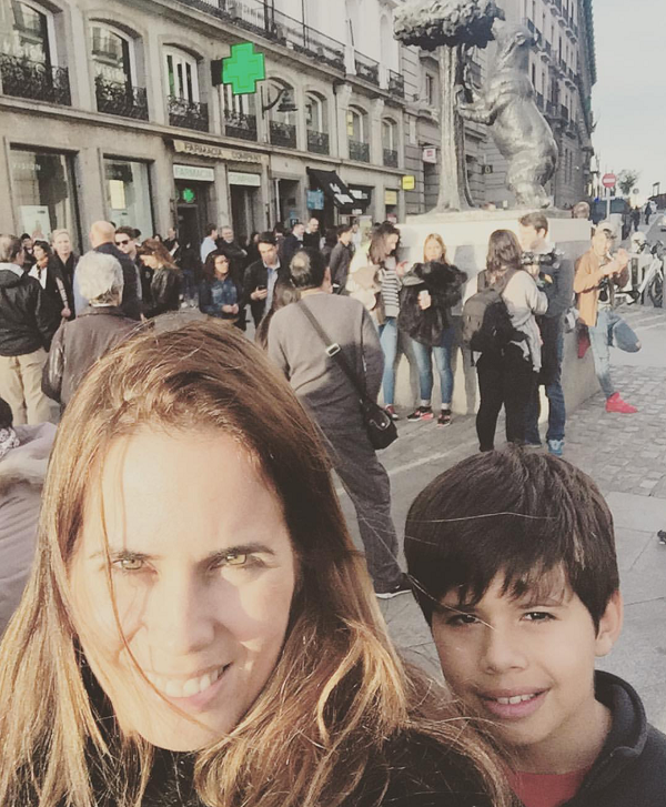 Mariane Chaves, na foto com o filho, está em Madrid