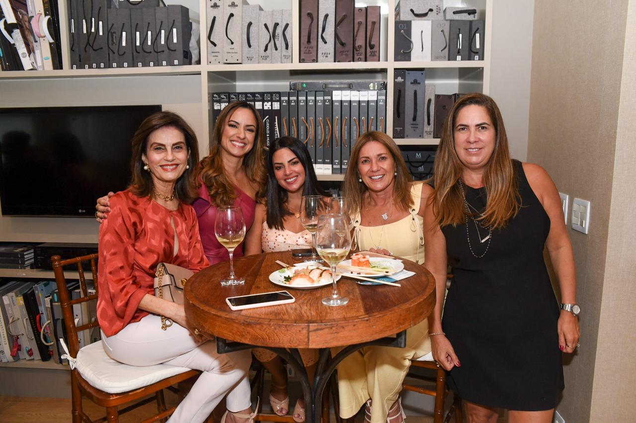 Cristina Calumby, Claudia Galvão, Daniela Lopes, Adélia Estevez e Aline Cangussu        