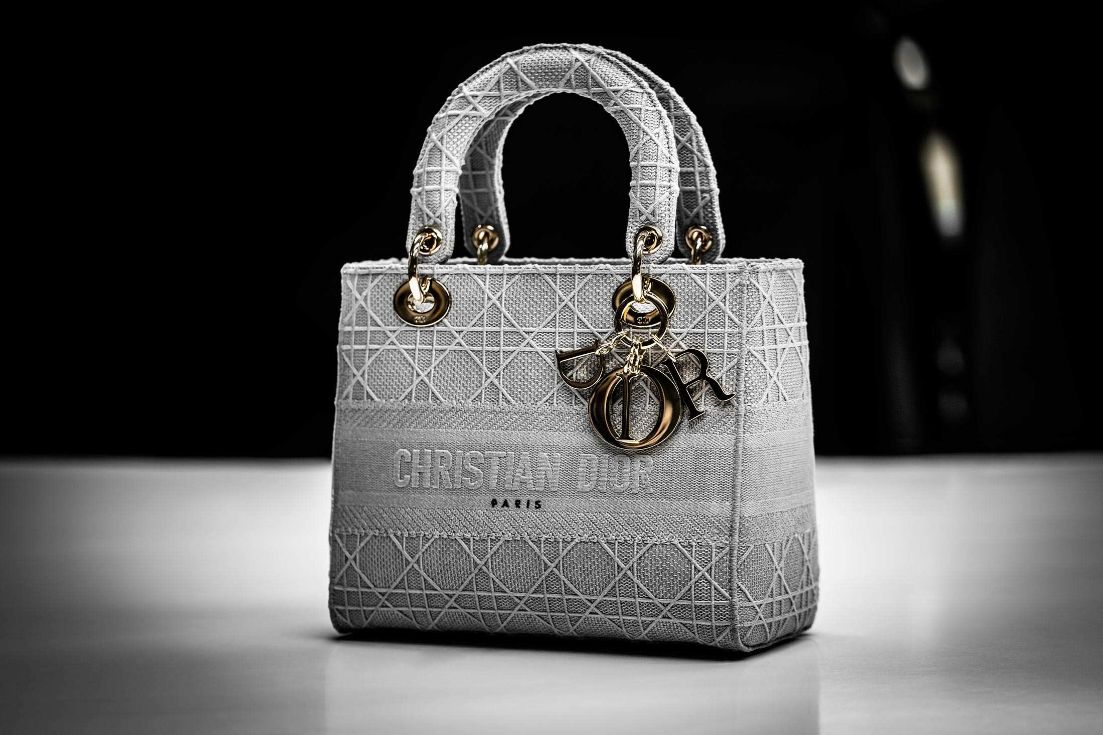 Maison Dior apresenta releitura do modelo “Lady”. Vem ver!