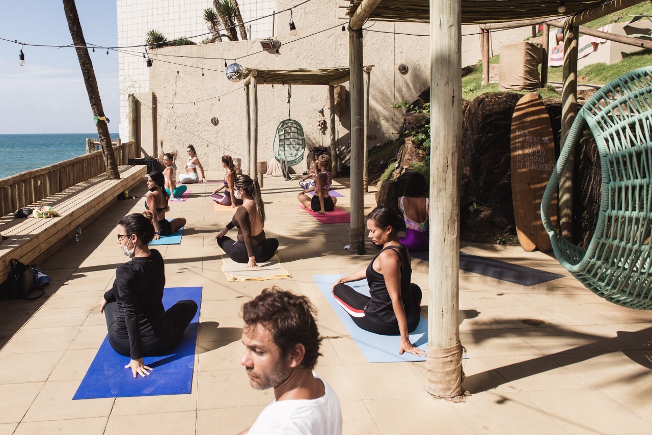 Yoga e meditação marcam programação do mês de abril no Blue Praia Bar