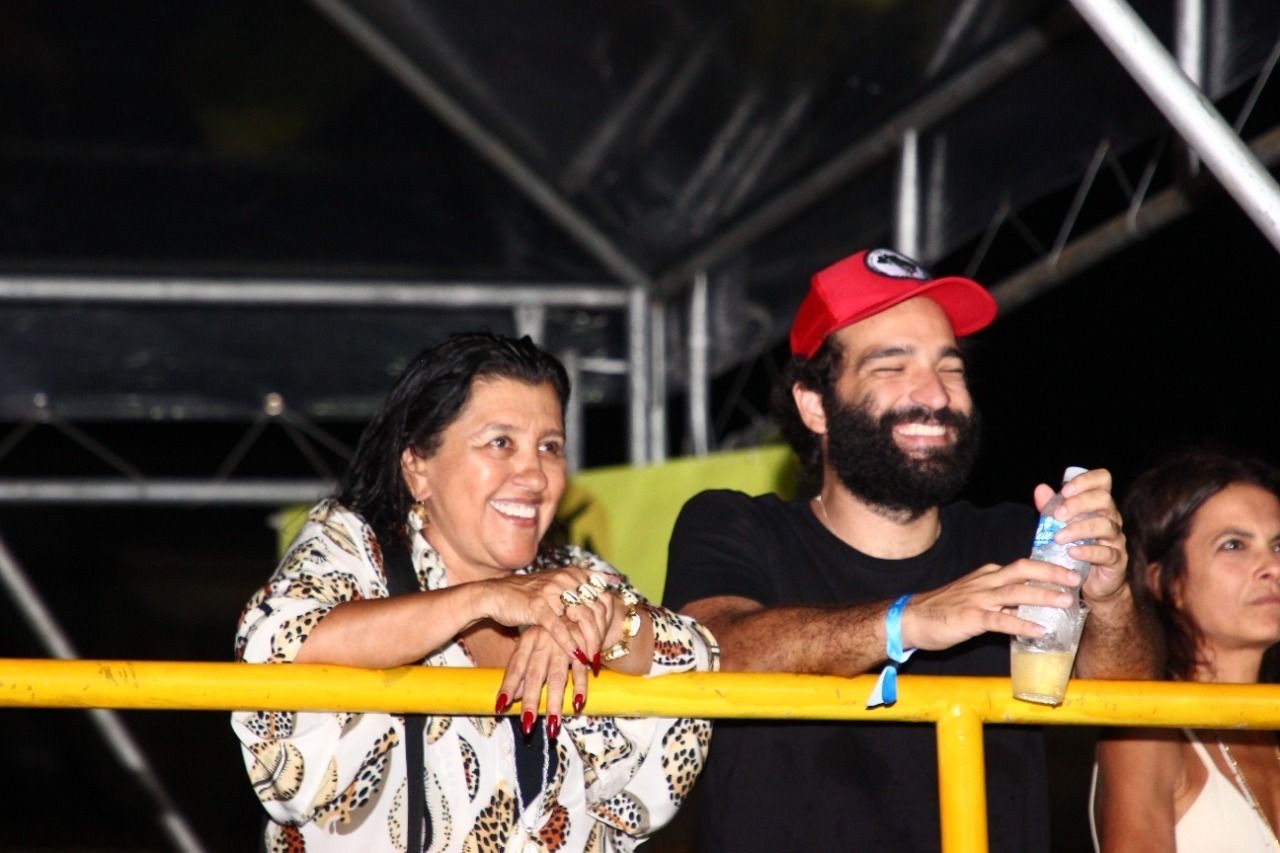 Regina Casé e Humberto Carrão prestigiam ensaio de Verão no Pelourinho 