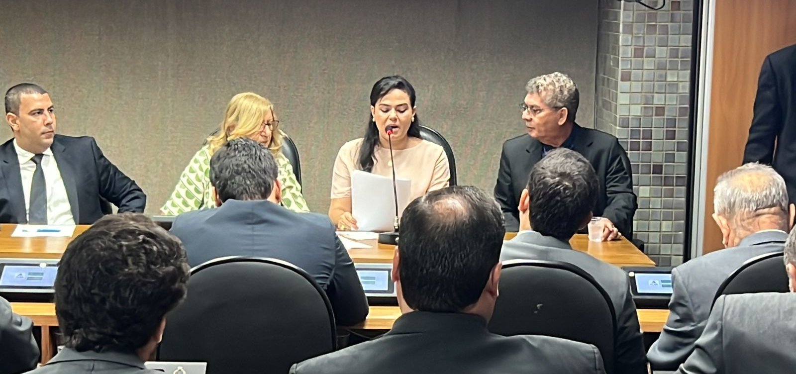 Esposa de Rui Costa, Aline Peixoto é eleita como nova conselheira do TCM na Bahia