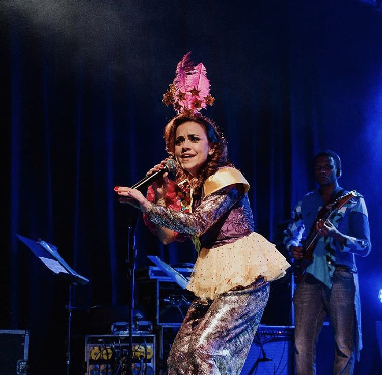 Vânia Abreu apresenta show especial em Salvador