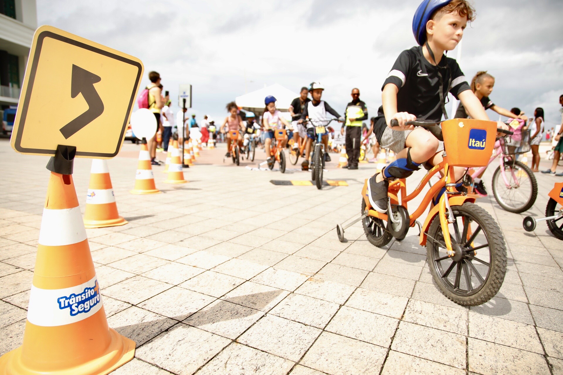Maio Amarelo: circuito de bike infantil conscientiza crianças no Farol da Barra