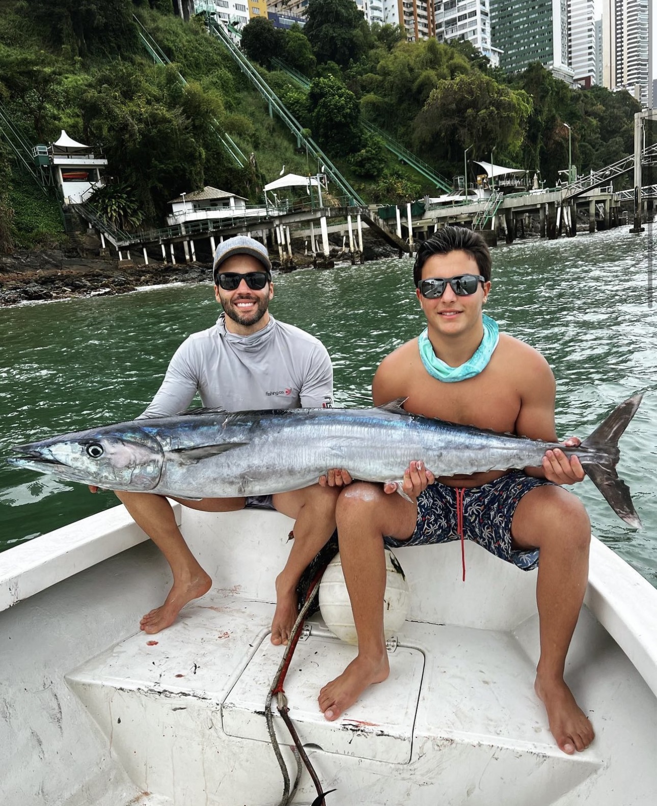 Marcelo e Daniel Cady mostram resultado de pescaria na Baía de Todos os Santos