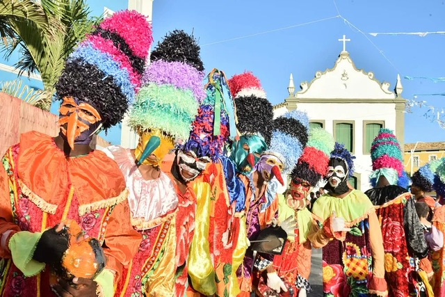  Com máscaras e roupas coloridas, Palhaços do Rio Vermelho voltam a desfilar em Salvador; veja fotos