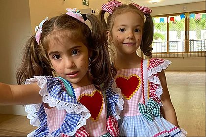 Ivete Sangalo compartilha registro fofo das gêmeas Marina e Helena: “Um São João desses bicho”