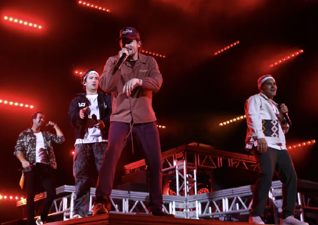 Boy band americana Big Time Rush dança ‘Zona de Perigo’, de Léo Santana, em show. Assista