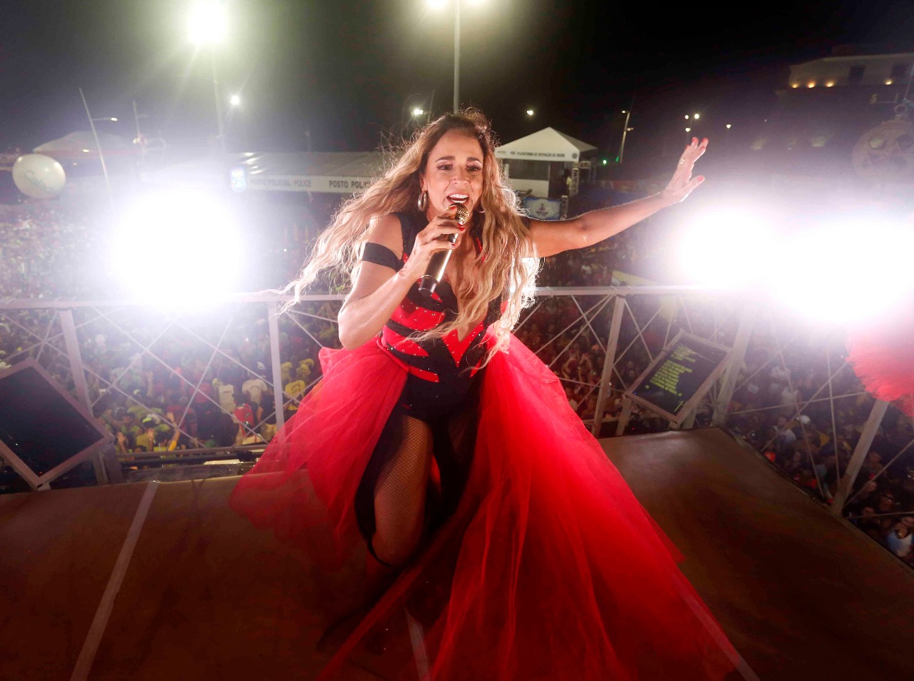 Daniela Mercury desfila de Dama de Vermelho no Carnaval de Salvador