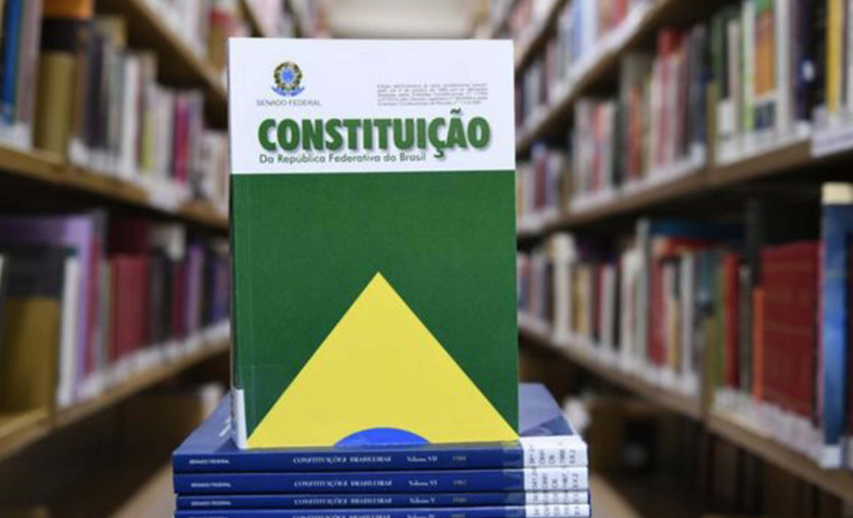 Constituição brasileira completa 34 anos