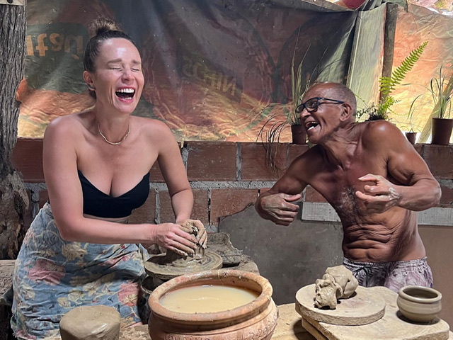 Mariana Ximenes aprende a fazer cerâmica durante viagem à Bahia