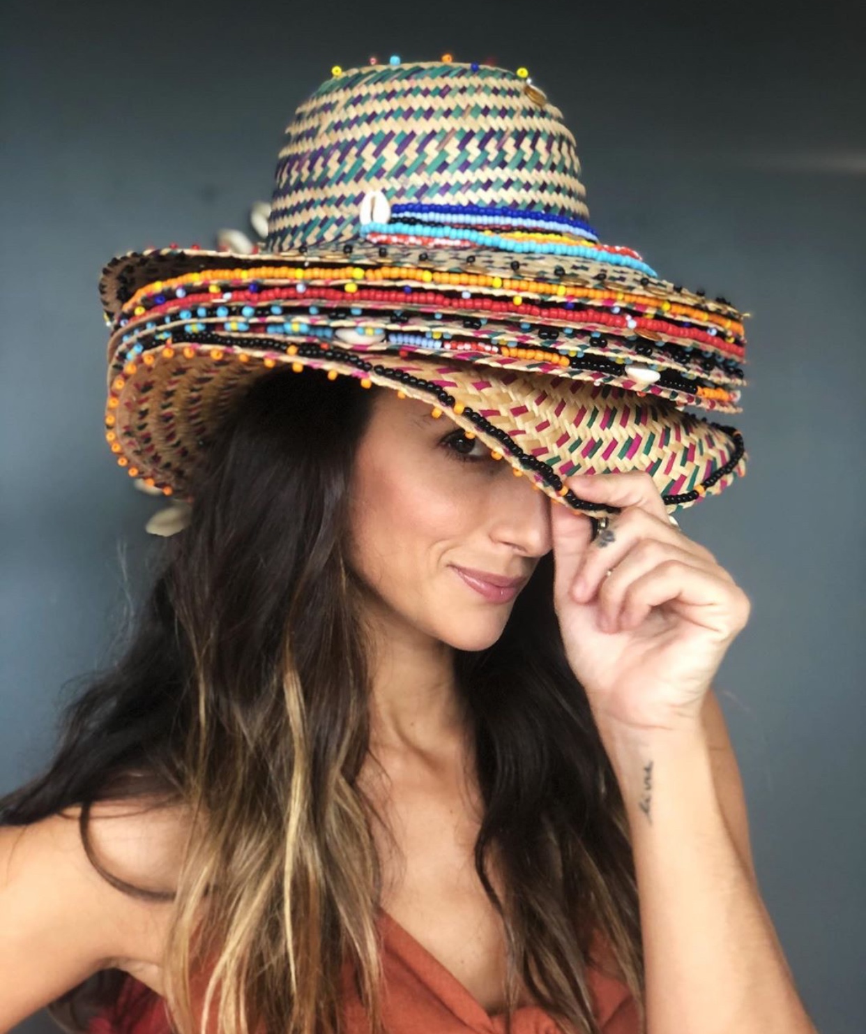Camila Lucciola lança linhas de chapéus customizados 
