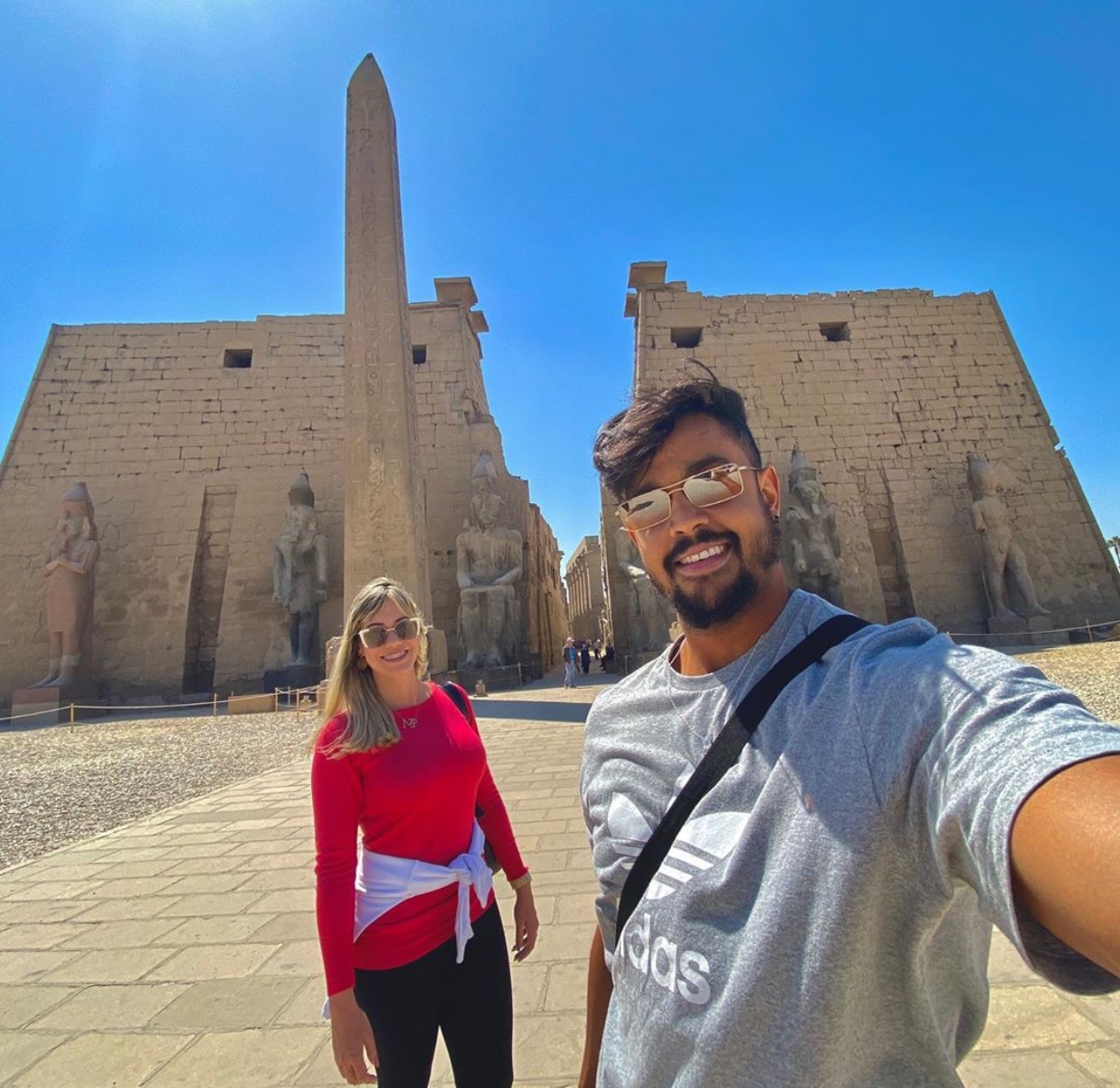 Lincoln Senna e Monique Paim curtem férias no Egito 