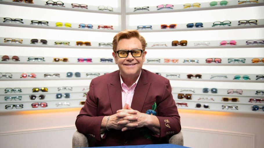 Elton John lança linha de óculos com Sam's Club e Walmart. Vem ver!