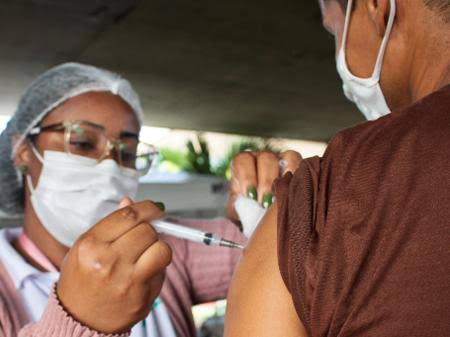 Confira a programação da vacinação contra covid-19 em Salvador deste sábado (25)