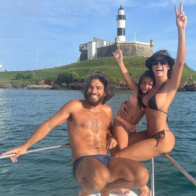 Deborah Secco passeia de barco em Salvador com marido e filha: "Família ao mar". Veja fotos 