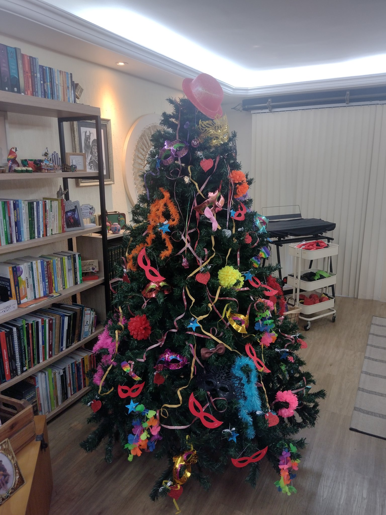 Foto de árvore de Natal adaptada para Carnaval viraliza: 