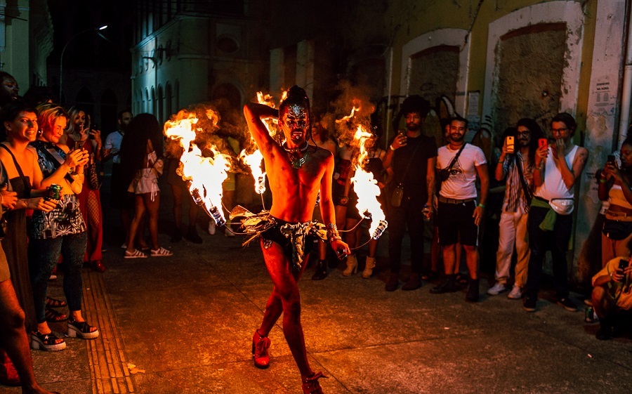 Baile de Halloween terá batalha de fantasias, shows de drag queens e performances no Cine Teatro Solar Boa Vista