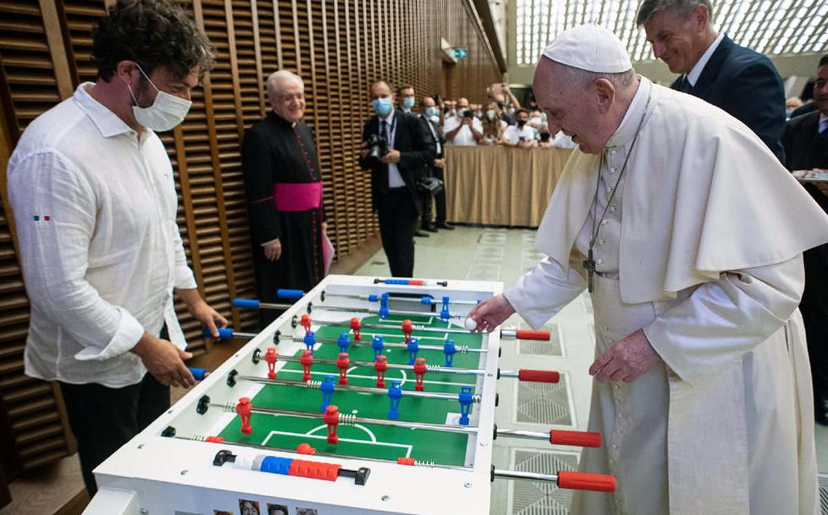 Papa Francisco ganha mesa de totó de presente e faz o test-drive