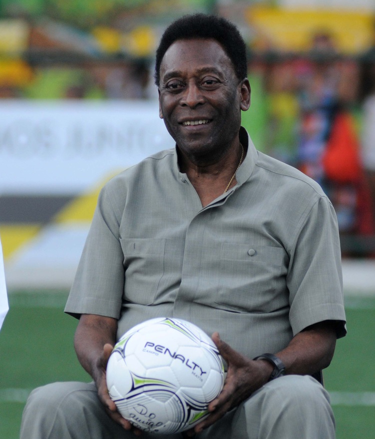 Pelé receberá homenagem do Santos em final de campeonato