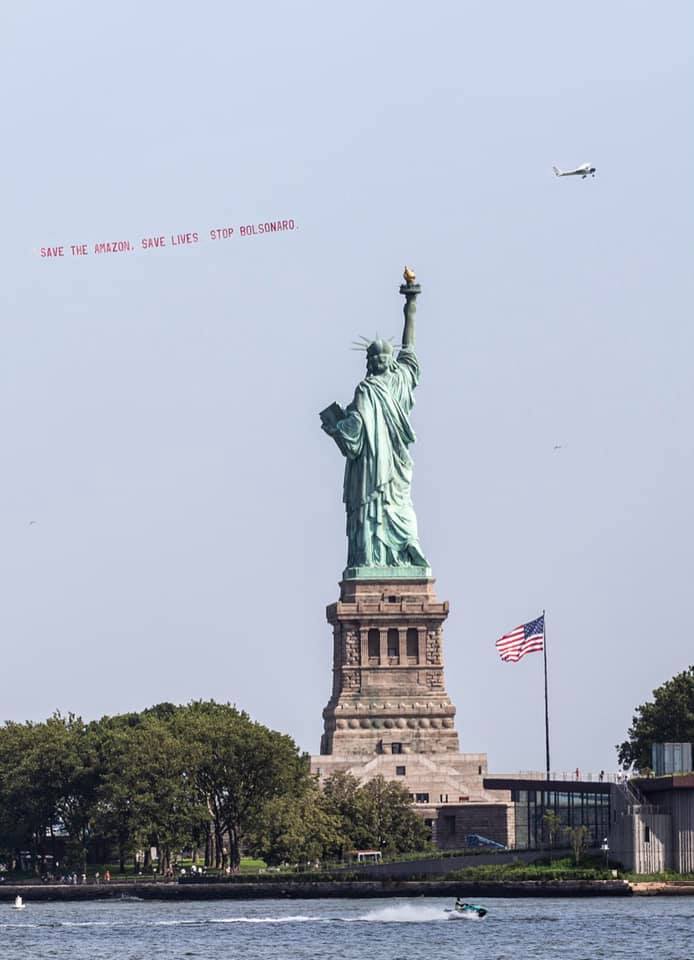 Coletivo põe avião para sobrevoar Nova York com mensagem contra Bolsonaro; veja fotos