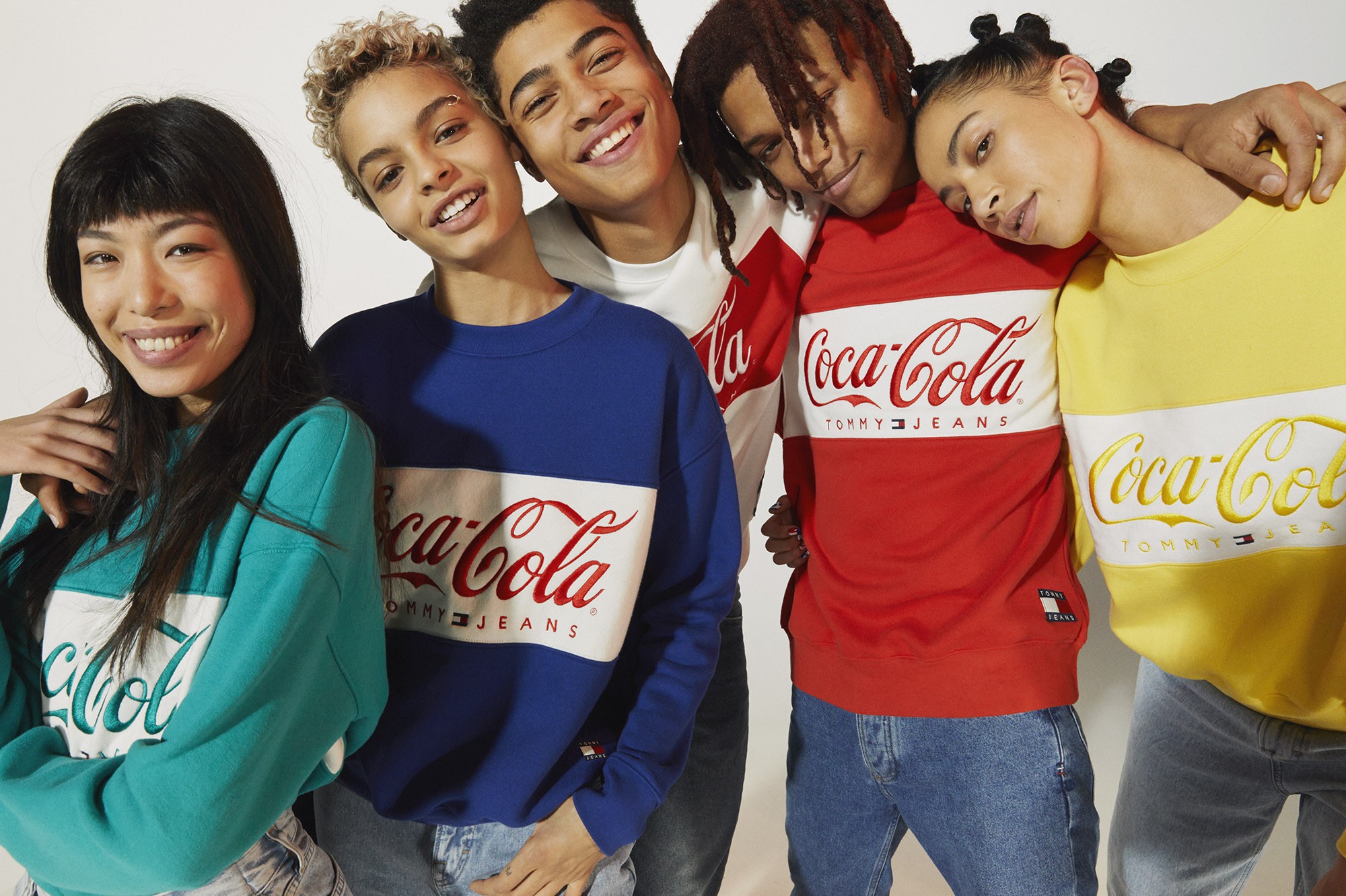 Tommy Jeans e Coca-Cola lançam coleção-cápsula