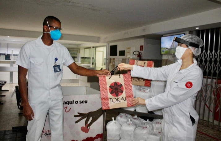 Restaurante japonês entrega refeições para equipe do Hospital Martagão Gesteira que atua no combate à Covid-19