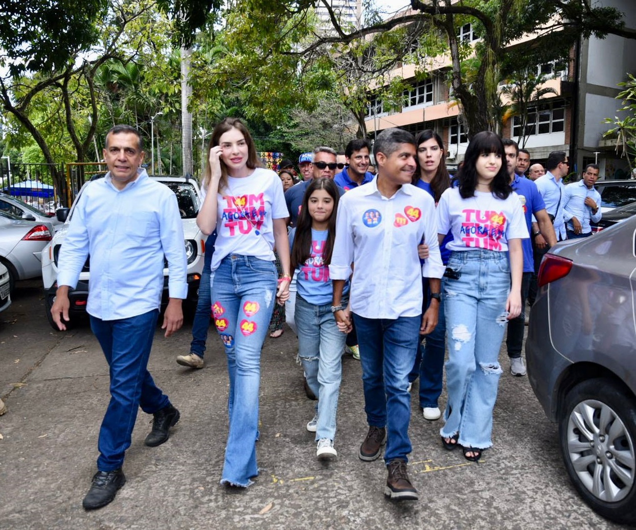 Ao lado da família, ACM Neto vota em Salvador na manhã deste domingo; veja fotos 