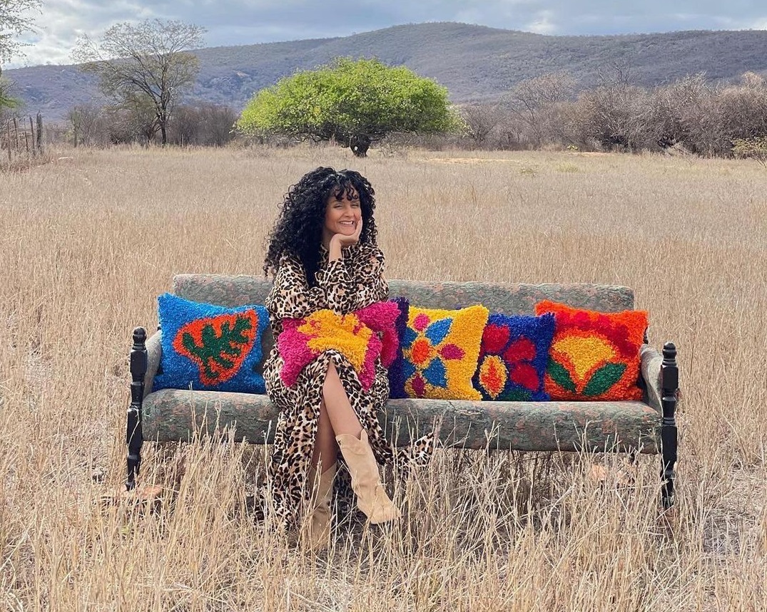 Designer baiana Adriana Meira lança linha de almofadas em collab com artesãs de Brumado