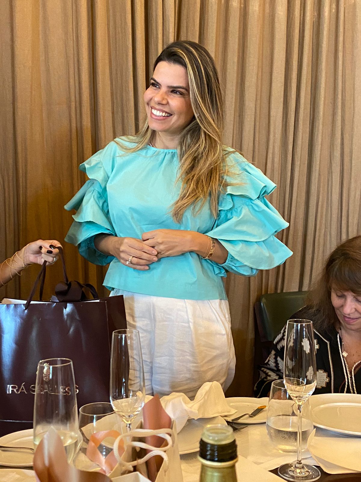 Alana Tinoco comemora aniversário com almoço no Fasano Salvador 