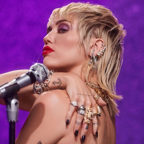 Designer de joias brasileiro assina peças em novo clipe de Miley Cyrus