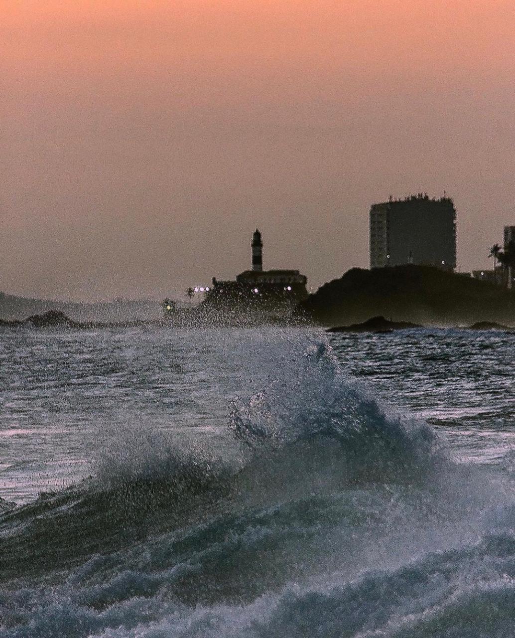 Marinha emite alerta de mau tempo com previsão de ondas de até 2,5 metros de altura na BA