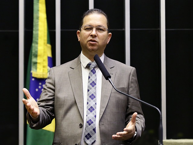  Em meio à pandemia, deputado baiano apresenta projeto para determinar posse sobre meteoritos que caem no Brasil