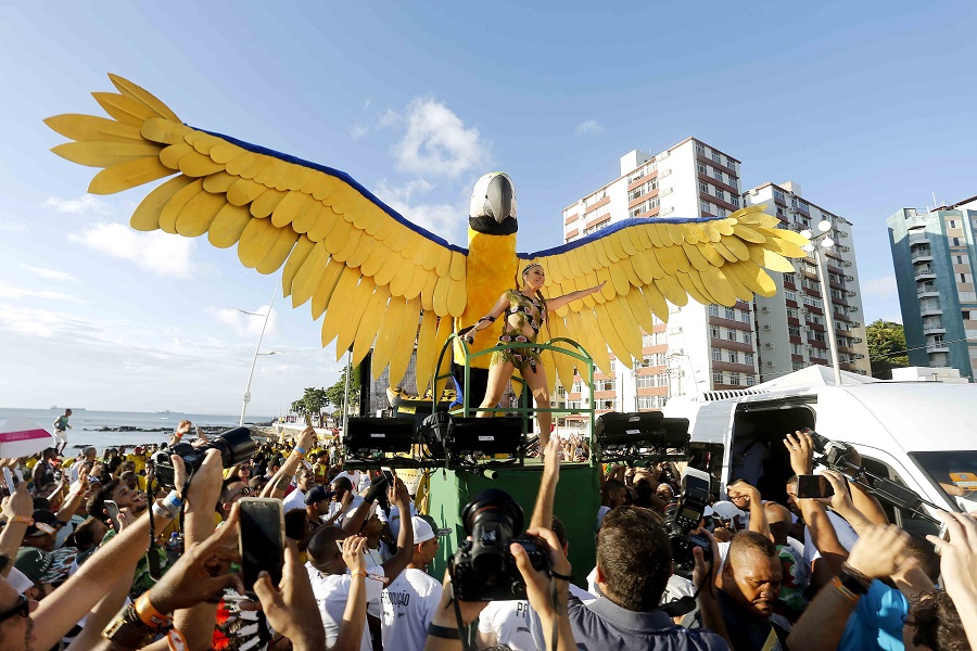Grávida, Cláudia Leitte homenageia Amazônia no Carnaval