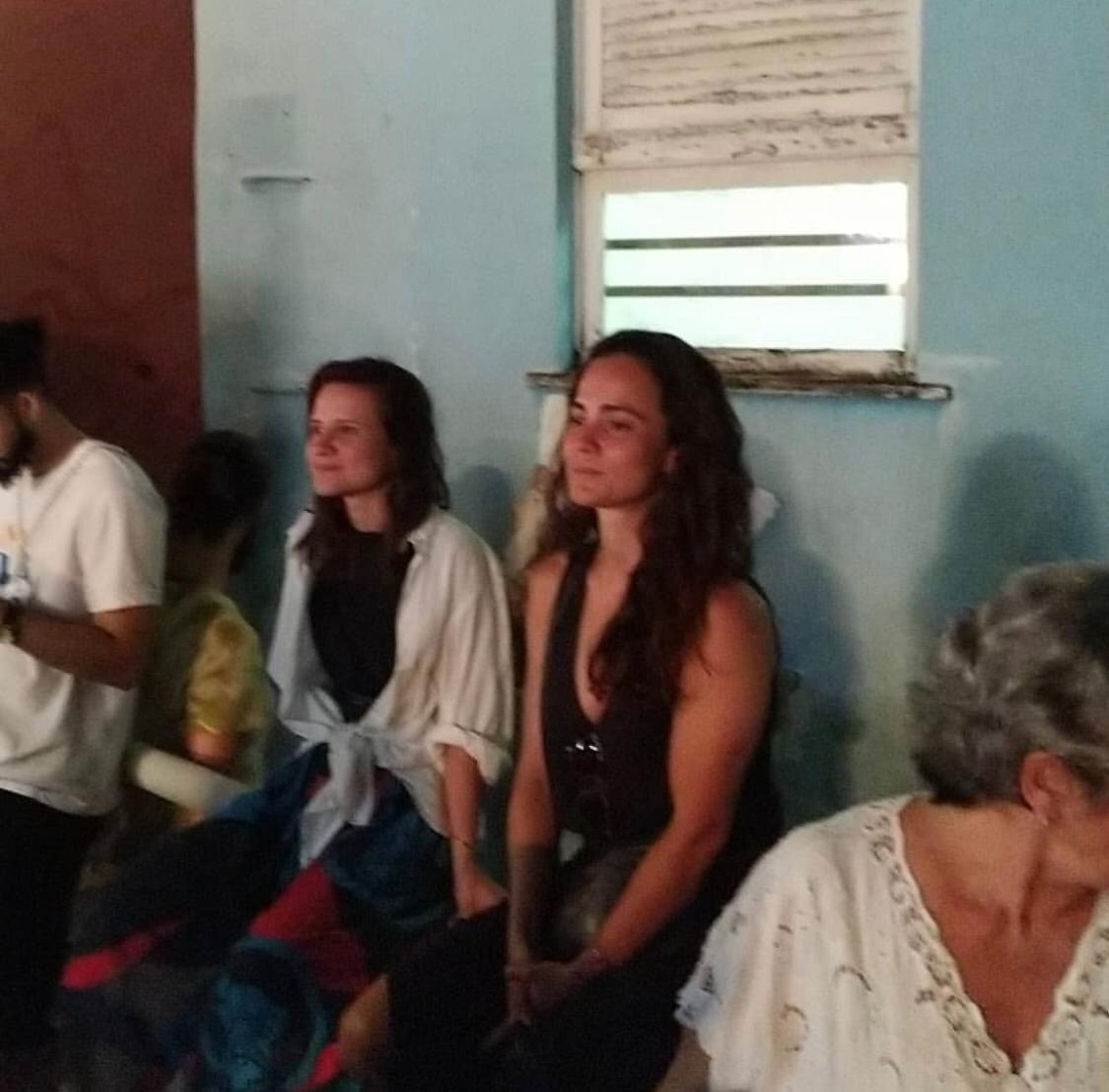 Viva o amor! Alice Braga e Bianca Comparato curtem show em Salvador