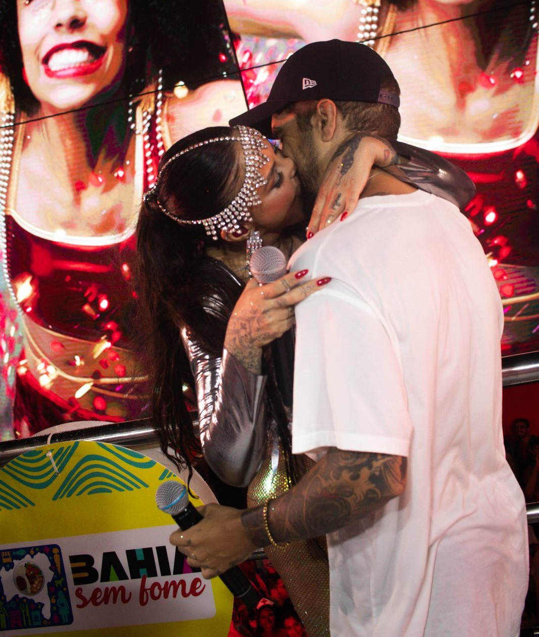 Caio Castro dá beijão em Alinne Rosa em trio da artista no Carnaval de Salvador