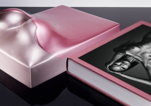 Nua na capa, Naomi Campbell lança autobiografia pela Taschen