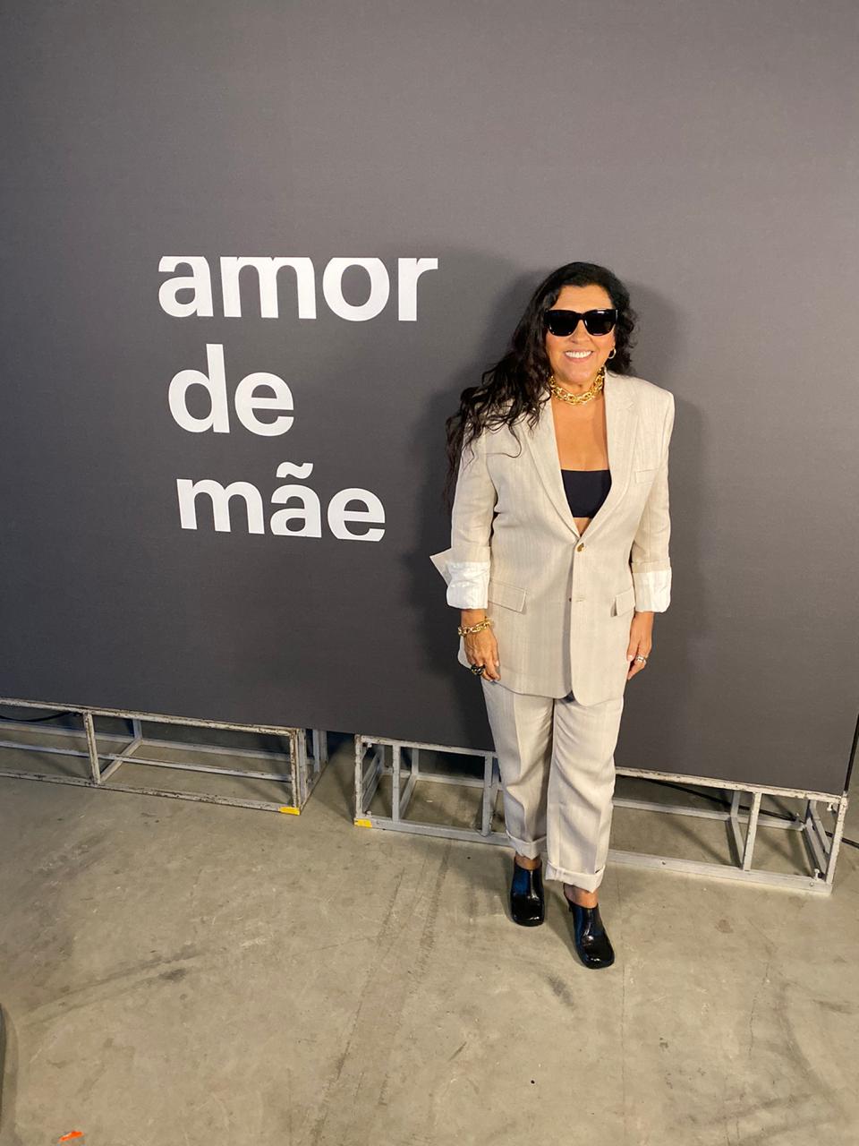 Regina Casé aposta em terno da Bottega Veneta para prestigiar lançamento de Amor de Mãe 