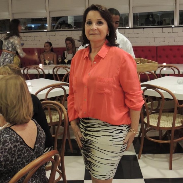 Ana Lúcia Martins celebra aniversário com jantar intimista