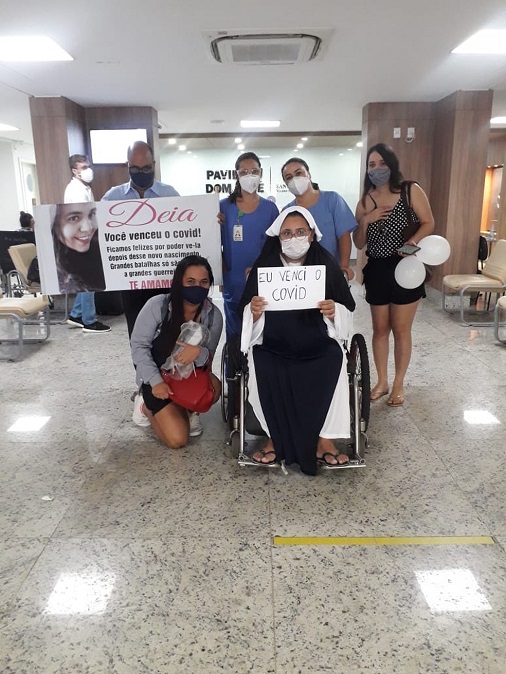 Com 95% do pulmão afetado pela covid-19, mulher homenageia Santa Dulce ao deixar hospital