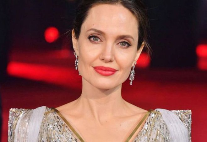 Angelina Jolie deve lançar autobiografia especial. De olho!