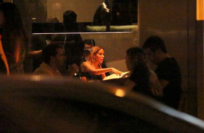 Alô Alô Bahia viu a cantora Anitta jantando em certo restaurante no Rio