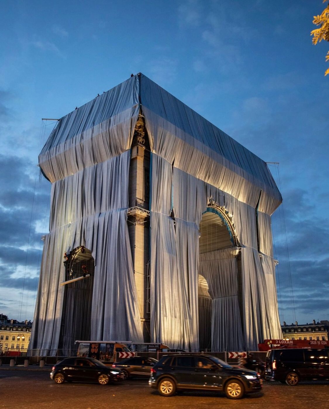 Arco do Triunfo, em Paris, foi “embrulhado” com 25 mil m2 de embalagem plástica. Entenda o motivo