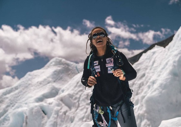 Aretha Duarte se torna a primeira mulher negra da América Latina a chegar ao topo do Everest