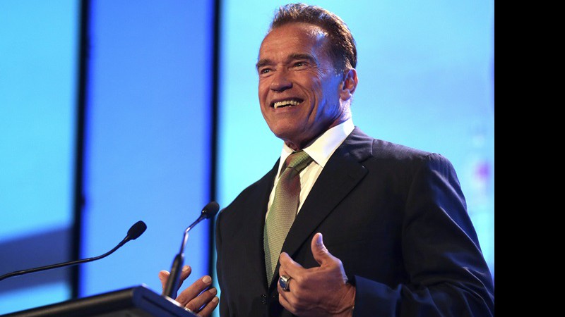 Arnold Schwarzenegger recebe certificado de reconhecimento do Brasil