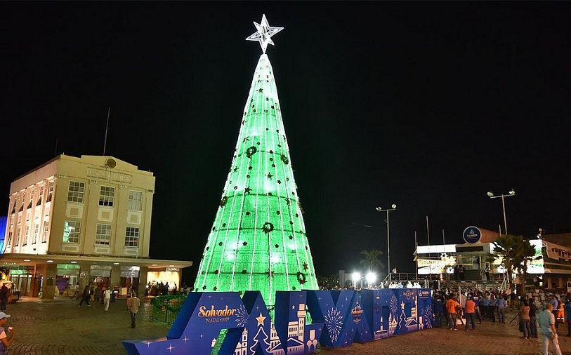 Capital baiana tem a maior árvore de Natal feita com garrafas pet do Brasil