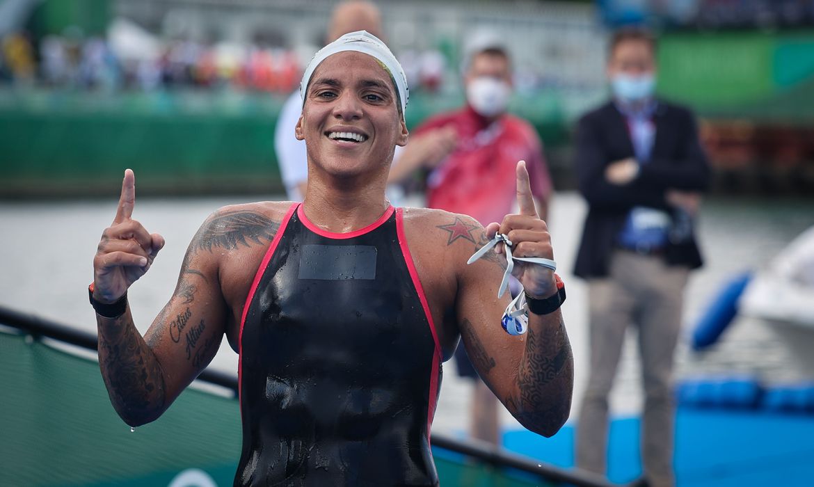 É ouro! Baiana Ana Marcela Cunha vence maratona aquática na Olimpíada de Tóquio 