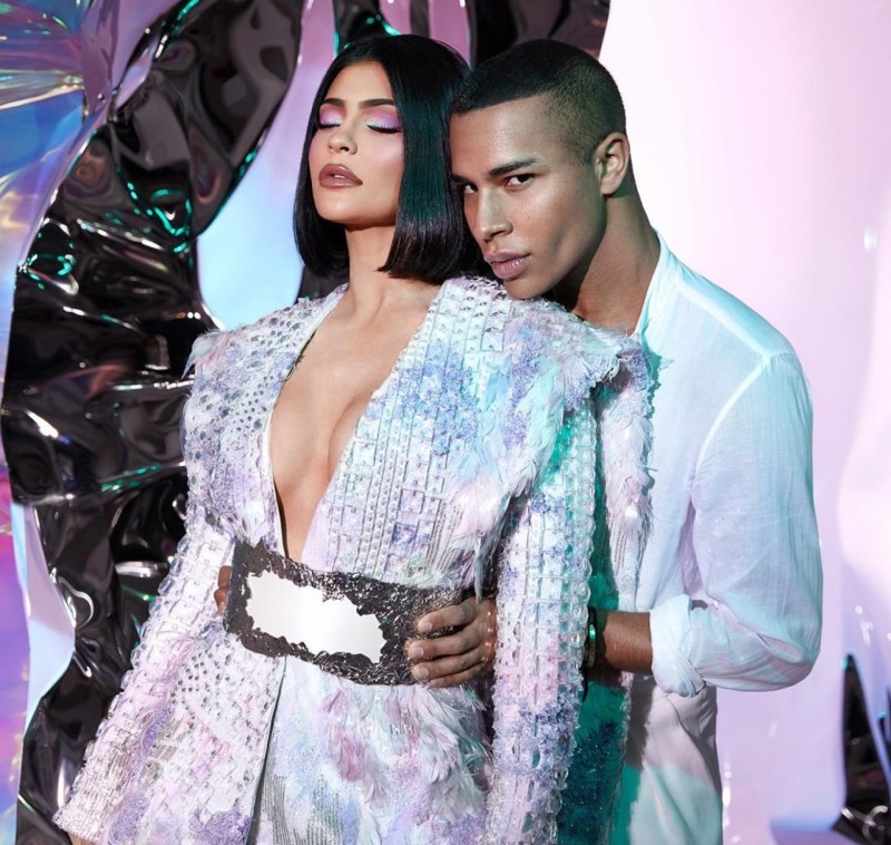  Kylie Jenner e Balmain se unem para lançar uma linha de maquiagem